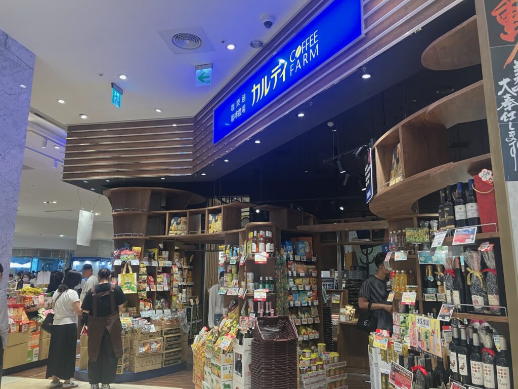 漢神巨蛋購物廣場地下1階のカルディコーヒーファーム(咖樂迪咖啡農場)店舗外観と賑わう売り場