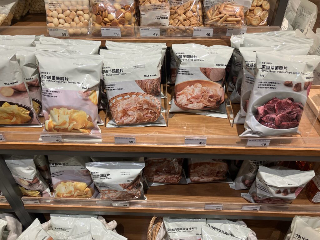 MUJI無印良品台湾店の野菜チップス棚。芋頭・紫芋・さつまいもなど台湾ならではのフレーバーが並ぶ