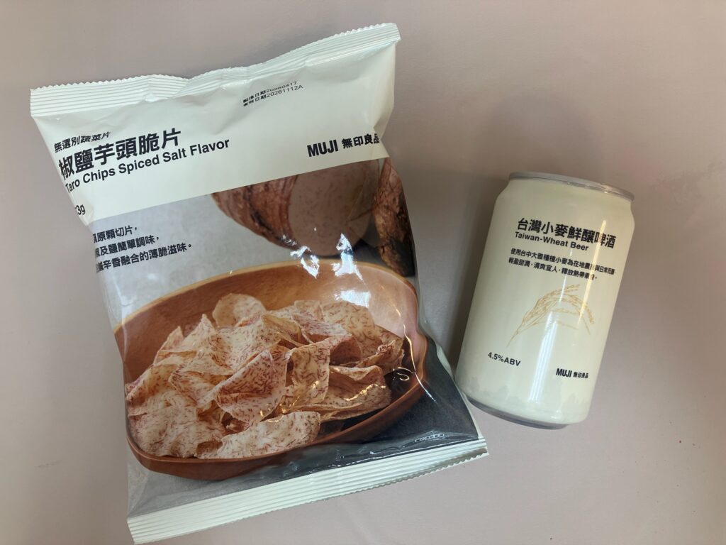 MUJI無印良品台湾限定の椒鹽芋頭脆片(タロ芋チップス スパイスソルト味)と台灣小麥鮮釀啤酒(台湾小麦ビール缶)
