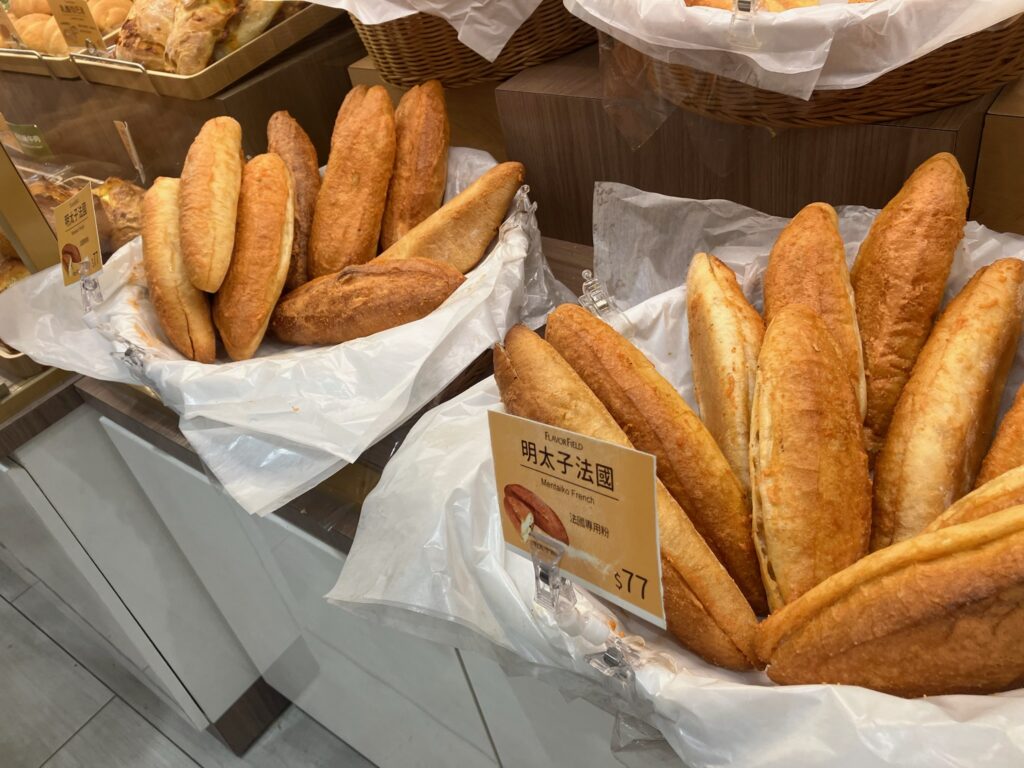 FLAVOR FIELDの「明太子法國（Mentaiko French）」77元。焼きたての明太子フランスパンがバスケットに並んでいる。