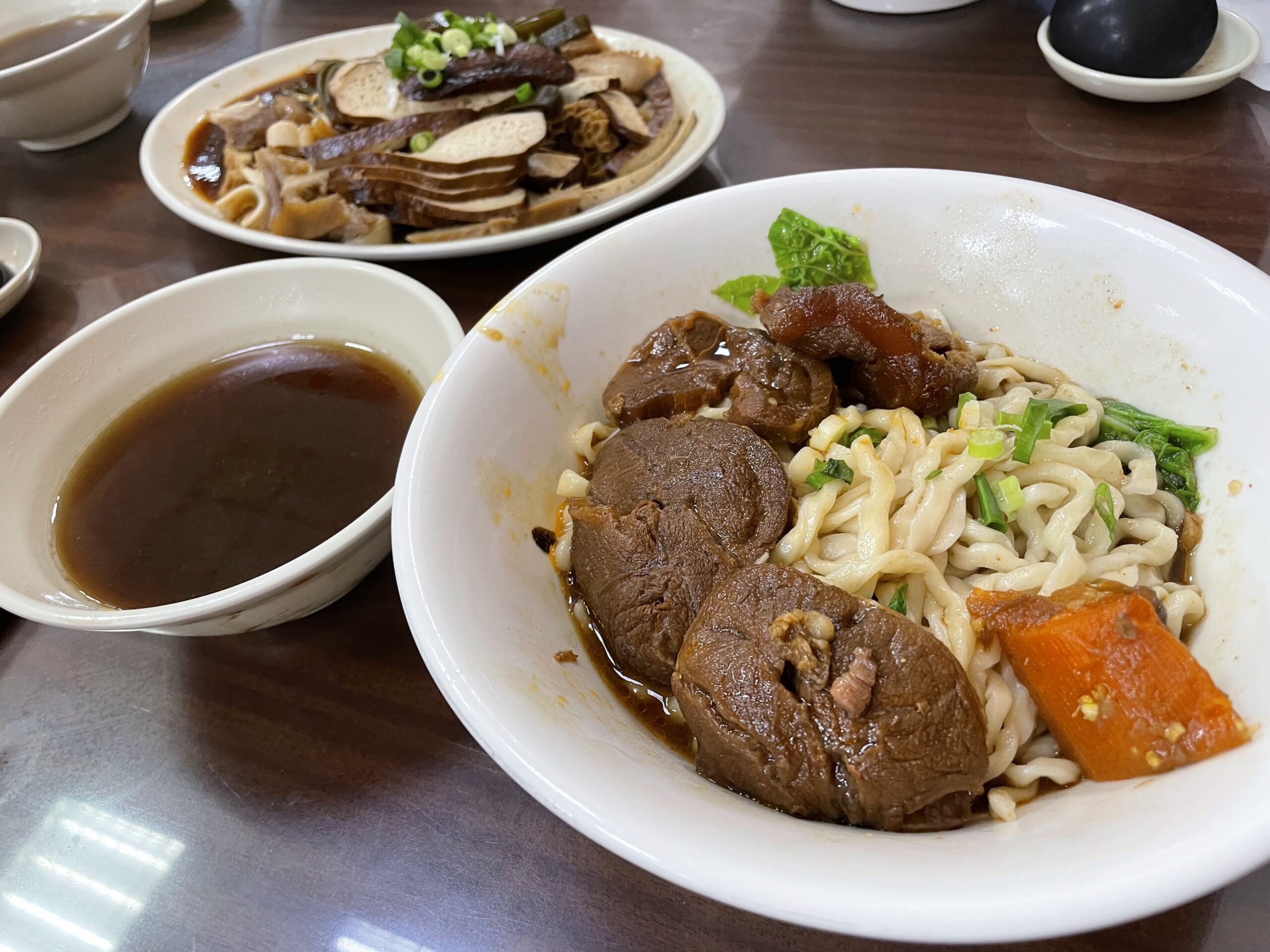 高雄 牛肉麵の牛肉麺（beef noodle）と牛スジ・牛肚の煮込み、看板の前菜盛り合わせを撮影した一皿
