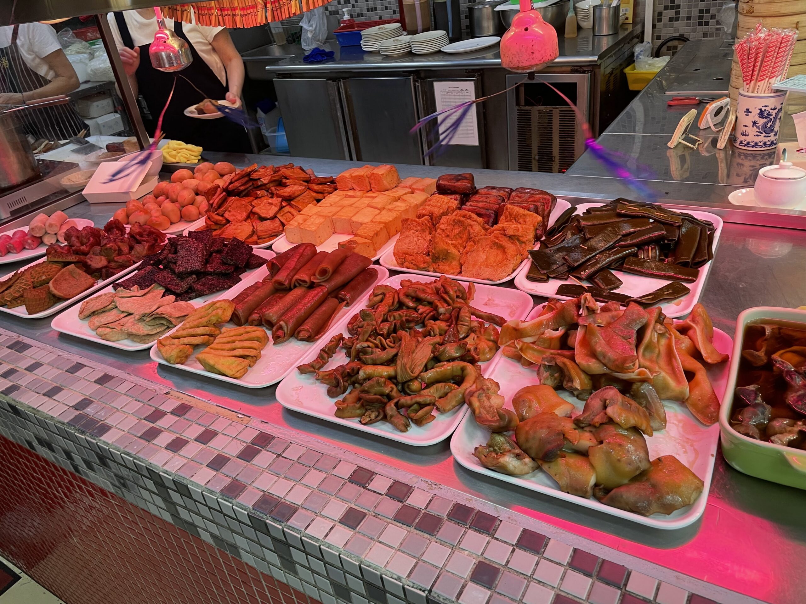 台湾式おでん「滷味」の具材が並ぶ高雄の名店店頭、豆腐や豚足など多彩な種類を陳列