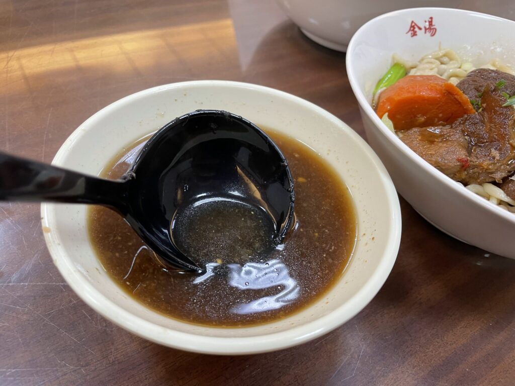 高雄 牛肉麵の名店・金湯麵食館で提供される牛肉麺（Beef Noodle Soup）に付いてくるスープ