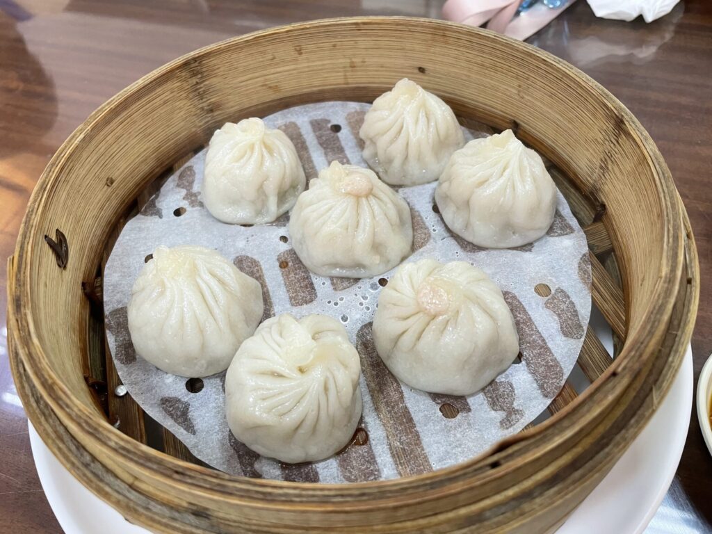 高雄 牛肉麵の名店で提供された小籠包（Xiaolongbao）を竹製蒸籠で撮影、6個並ぶ湯気立つ点心料理