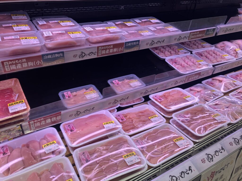 ロピアの鶏肉売り場。「みなもと鶏」ブランドの国産雞胸・雞柳・雞軟骨などが「お買得品」シールとともに並ぶ。