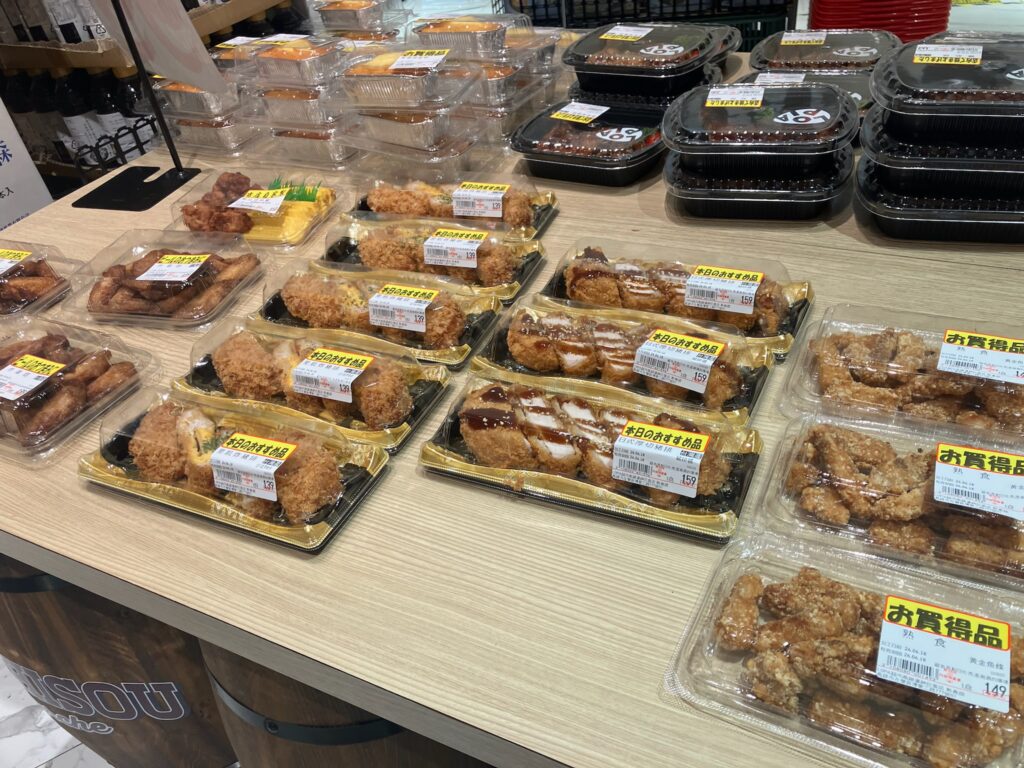 ロピアの惣菜売り場。とんかつや唐揚げなど揚げ物のお弁当が「本日のおすすめ品」として並ぶ。