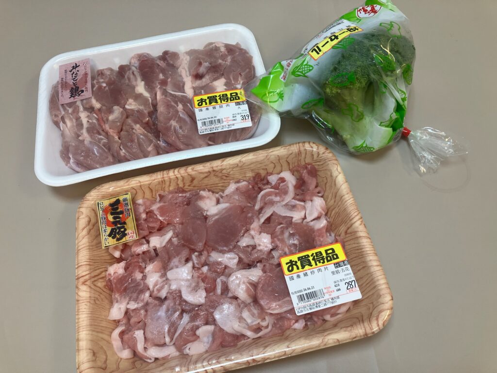 ロピアで購入した「お買得品」の鶏もも肉（319元）・豚こま炒め肉片（287元）と新鮮なブロッコリー。