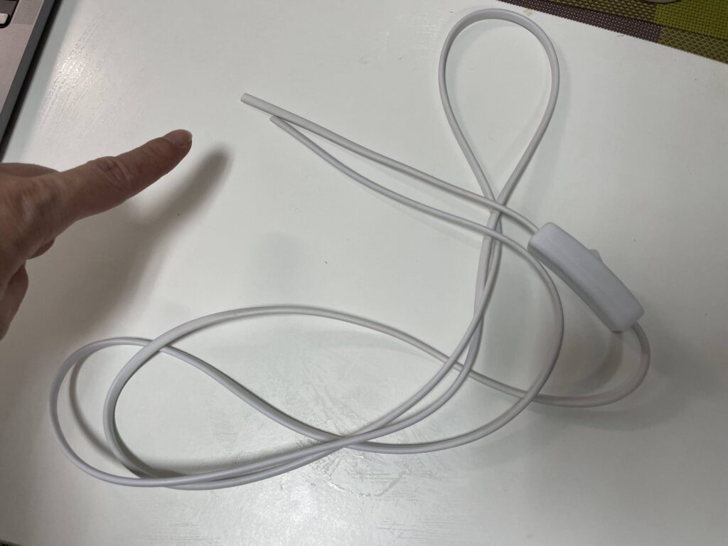 Shopeeで購入した不良品の充電ケーブル。プラグ部分がない状態で届いた電源コード(Power Cord)。開封動画がなかったため、クレーム時に証拠として認められなかった商品。