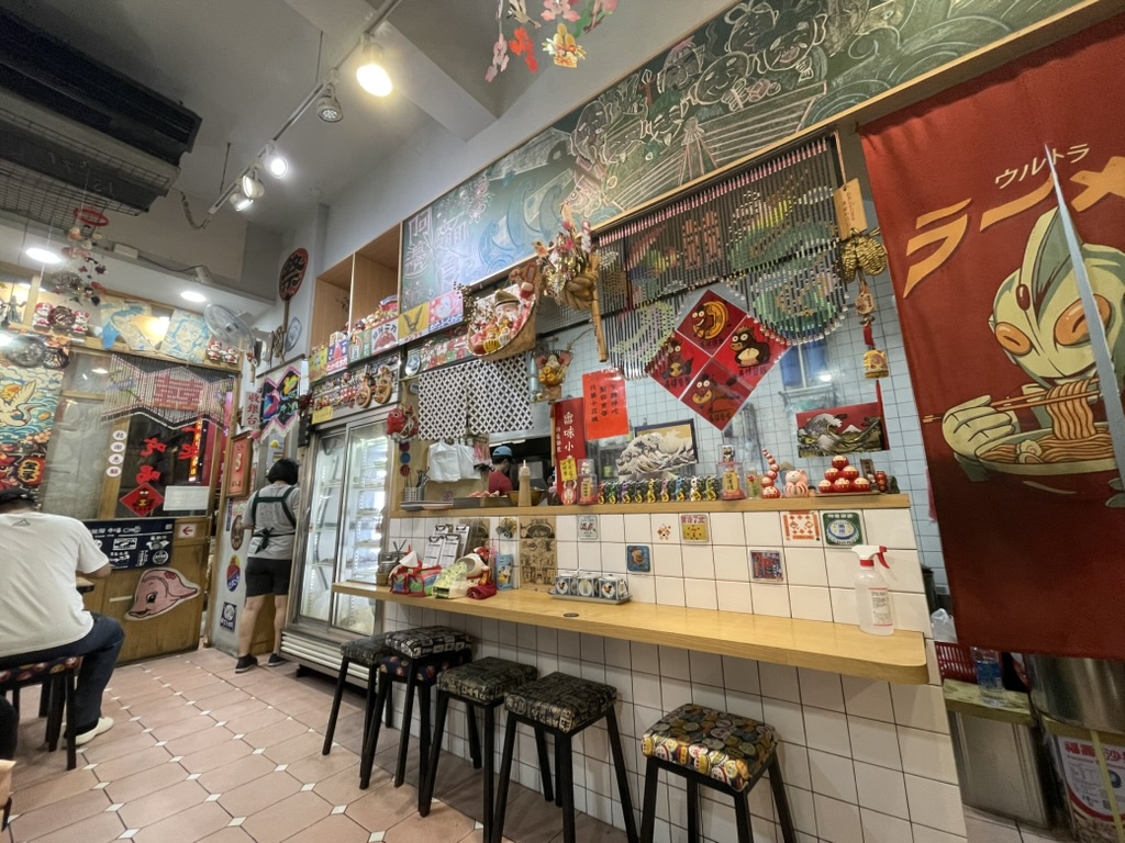 高雄の台湾麺屋「阿邊麵食(A-Bian Noodles)」の店内カウンター席とレトロな壁面装飾