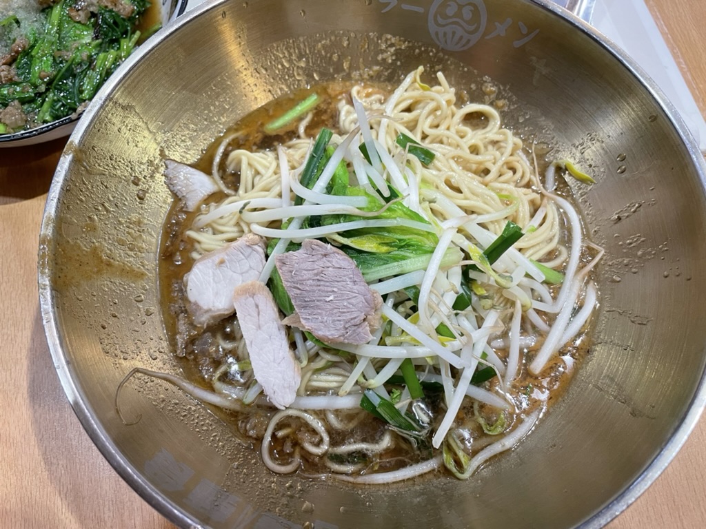 高雄(Kaohsiung)の阿邊麵食で提供される台湾乾麺、もやしと青菜・チャーシューをトッピング