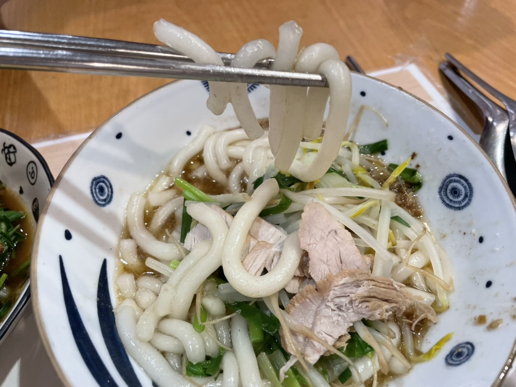 高雄の阿邊麵食(A-Bian Noodles)で提供される米台目乾を箸で持ち上げた瞬間。豚肉ともやし入り