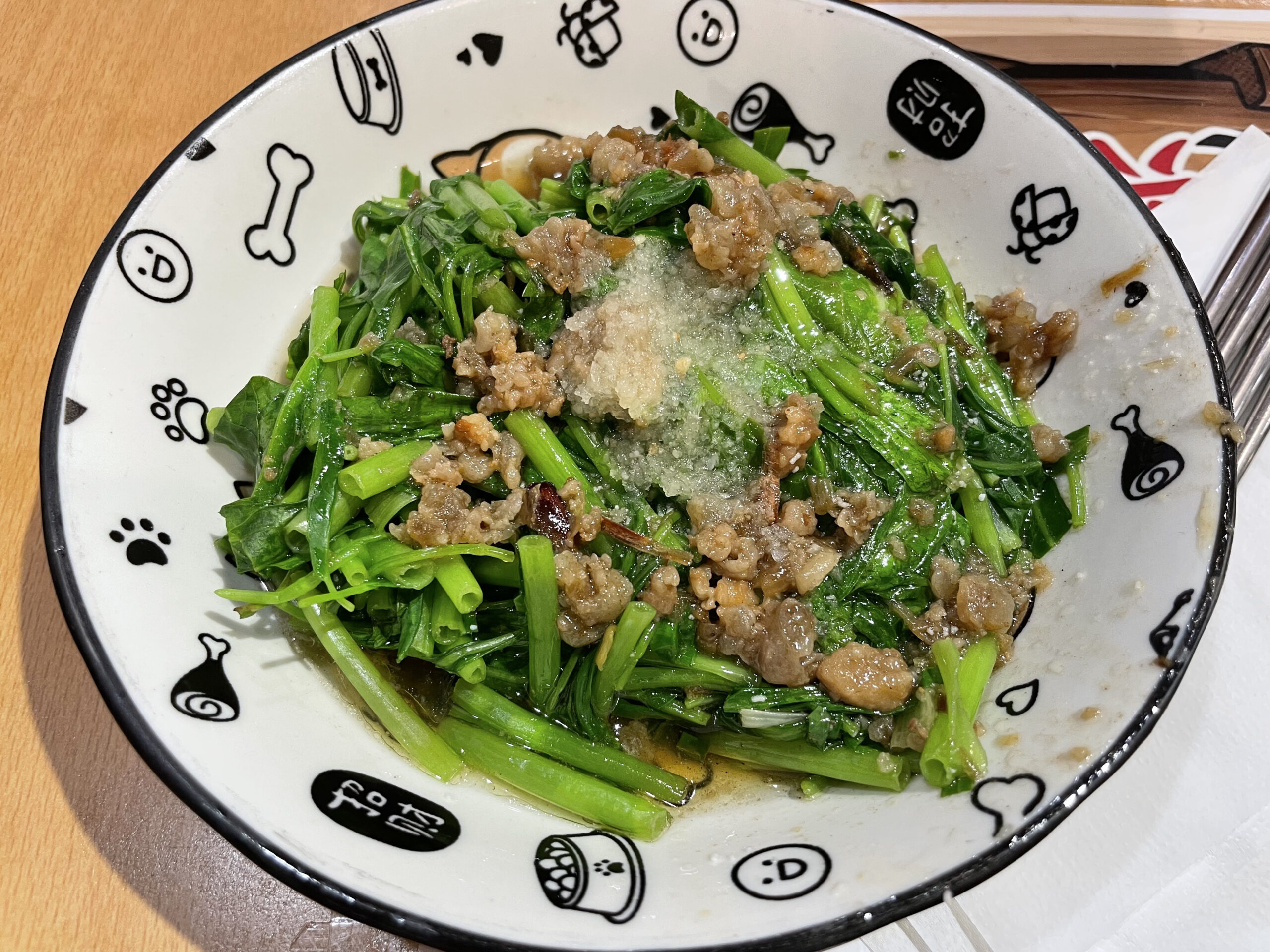 高雄の台湾麺食堂「阿邊麵食(A-Bian Noodles)」で提供される空芯菜と挽き肉の炒め物