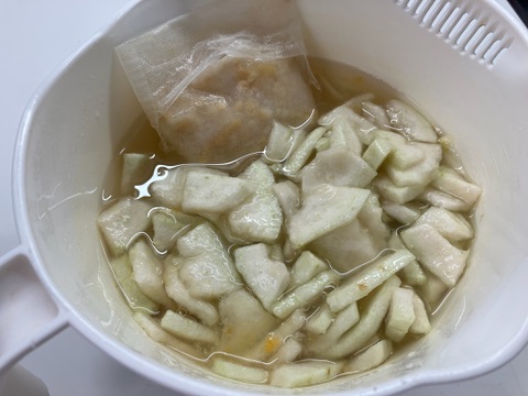 台湾グアバ（Taiwan Guava）を角切りにし、金桔（四季桔／カラマンシー）と一緒に砂糖と水に漬け込んでいる様子