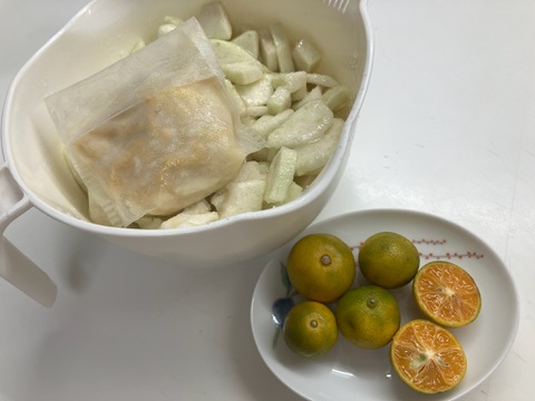 台湾グアバ（Taiwan Guava）をカットしてボウルに入れ、出汁袋と金桔（四季桔／カラマンシー）を添えた下準備の様子