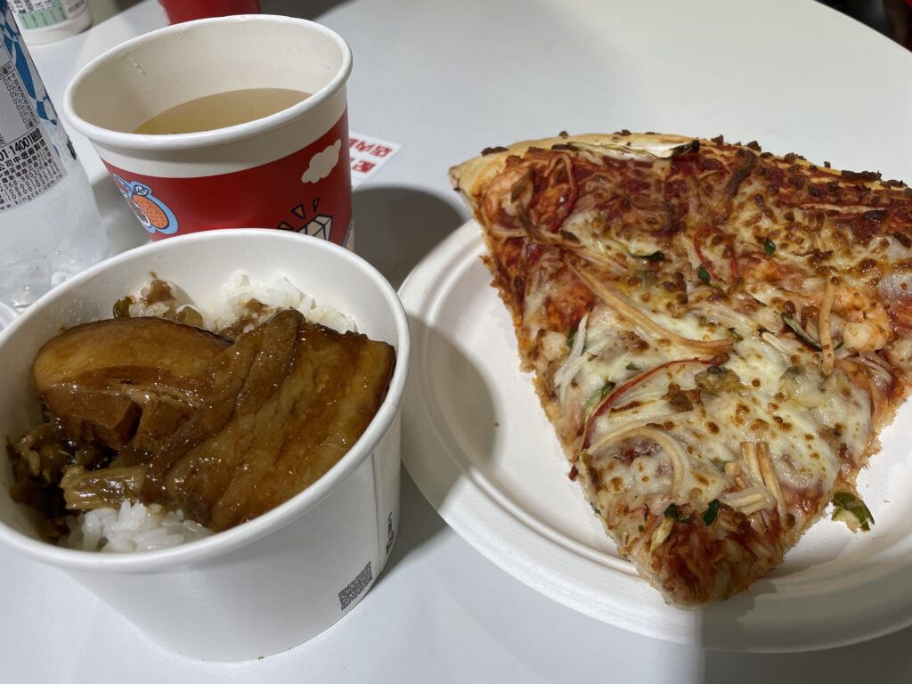 台湾コストコのフードコートにある焢肉飯＆蘿蔔湯(Braised Pork Rice / Rdish Soup)と海鮮披薩(Seafood Pizza)