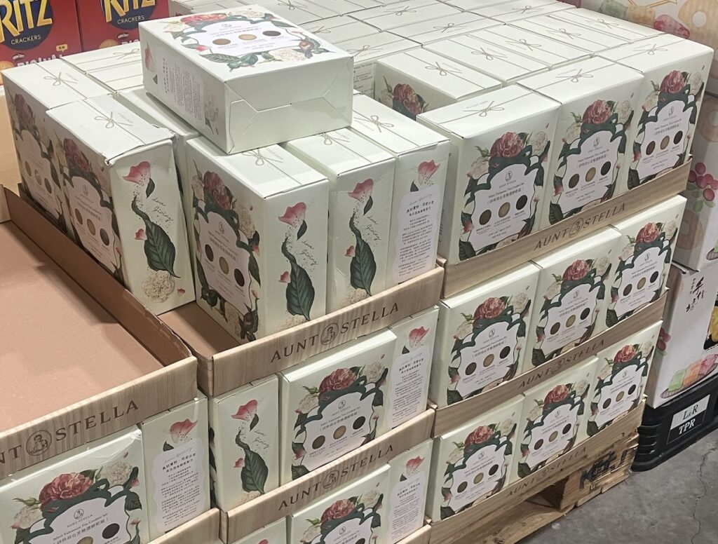 台湾コストコの「Aunt Stella」クッキーボックスが大量に積まれた売り場の様子