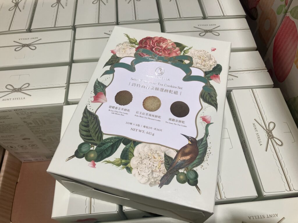 台湾コストコで販売されている詩特莉（Aunt Stella）台湾茶クッキーの個包装ボックス、碧螺春や紅茶風味など3種類入り