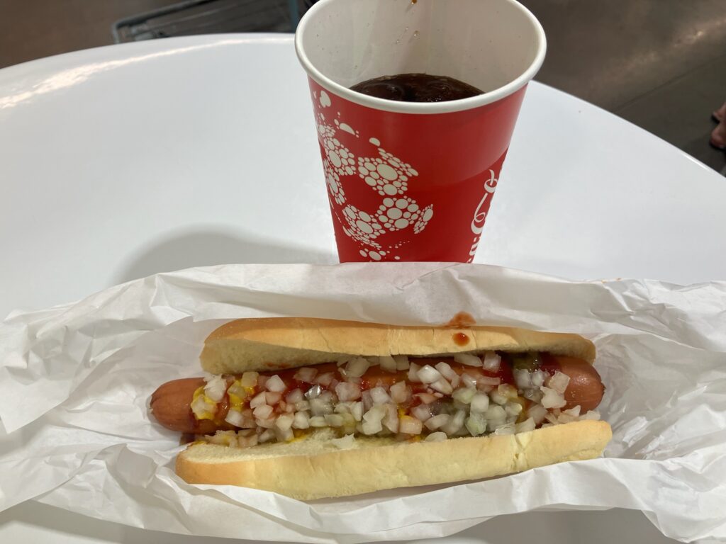 台湾コストコのフードコートで購入したホットドッグとコーラ、玉ねぎがたっぷり乗っている