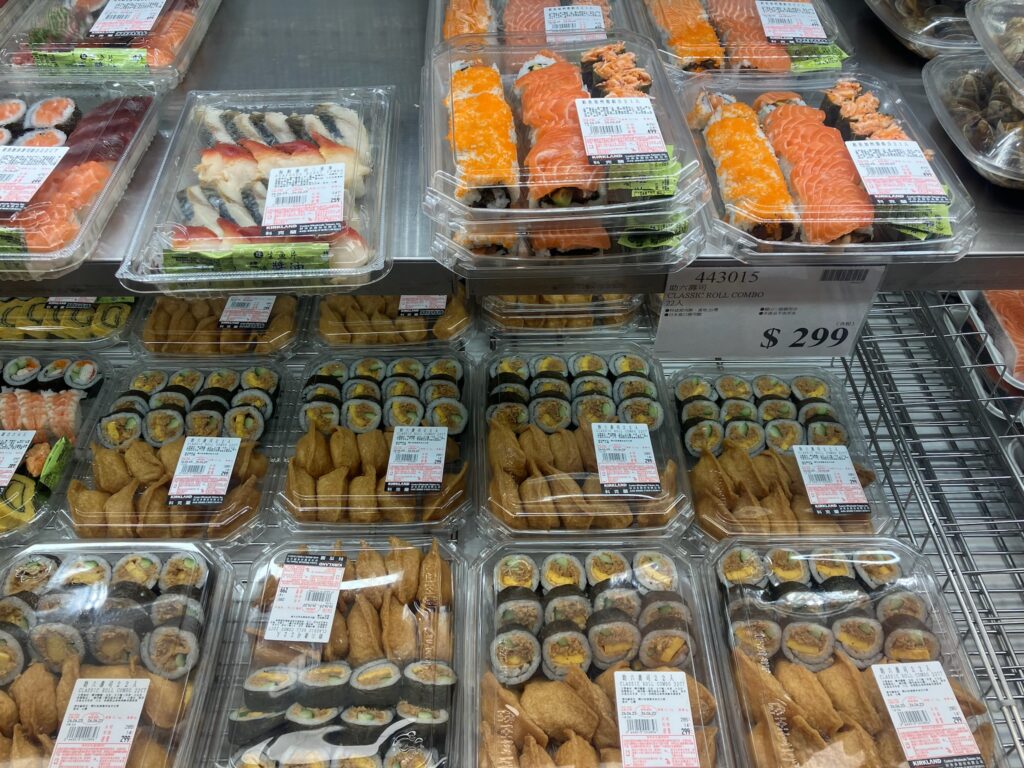 台湾コストコ（Costco Taiwan）の助六寿司「CLASSIC ROLL COMBO 22CT」が並ぶ冷蔵ケース、299元
