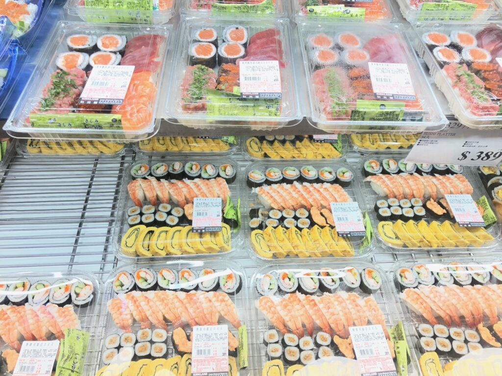 台湾コストコの寿司コーナーに並ぶ握り寿司や巻き寿司の盛り合わせパック（Kirkland Sushi Platter）、税抜389元表示