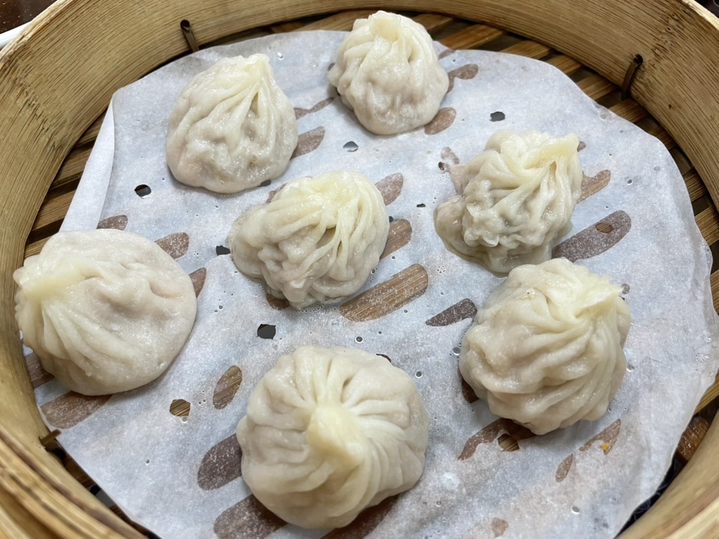 高雄 小籠包の名店・厚得福で提供される鮮肉湯包（７粒・籠）、蒸籠に並んだ肉汁たっぷりの小籠包