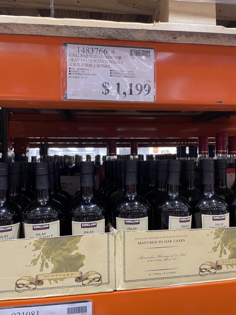 台湾コストコの棚に並ぶカークランドシグネチャー(KIRKLAND SIGNATURE)アイラピート(ISLAY PEATE)スコッチウイスキーと価格タグ1,199元