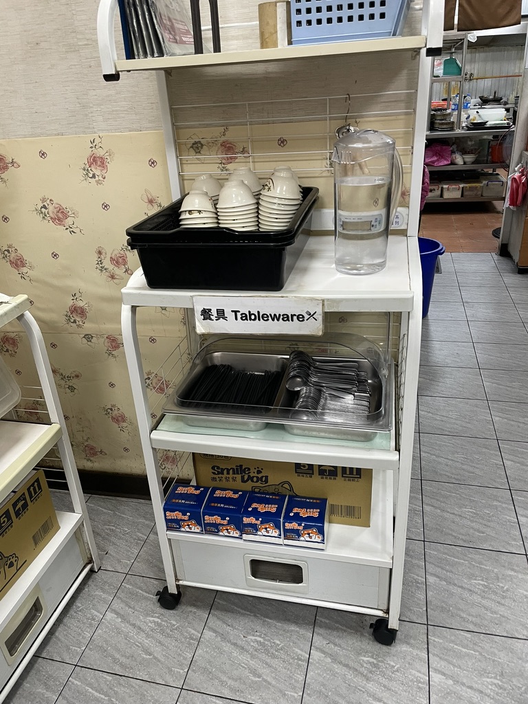 高雄 小籠包の名店で用意されたセルフサービスの箸・スプーン・取り皿・お水のコーナー