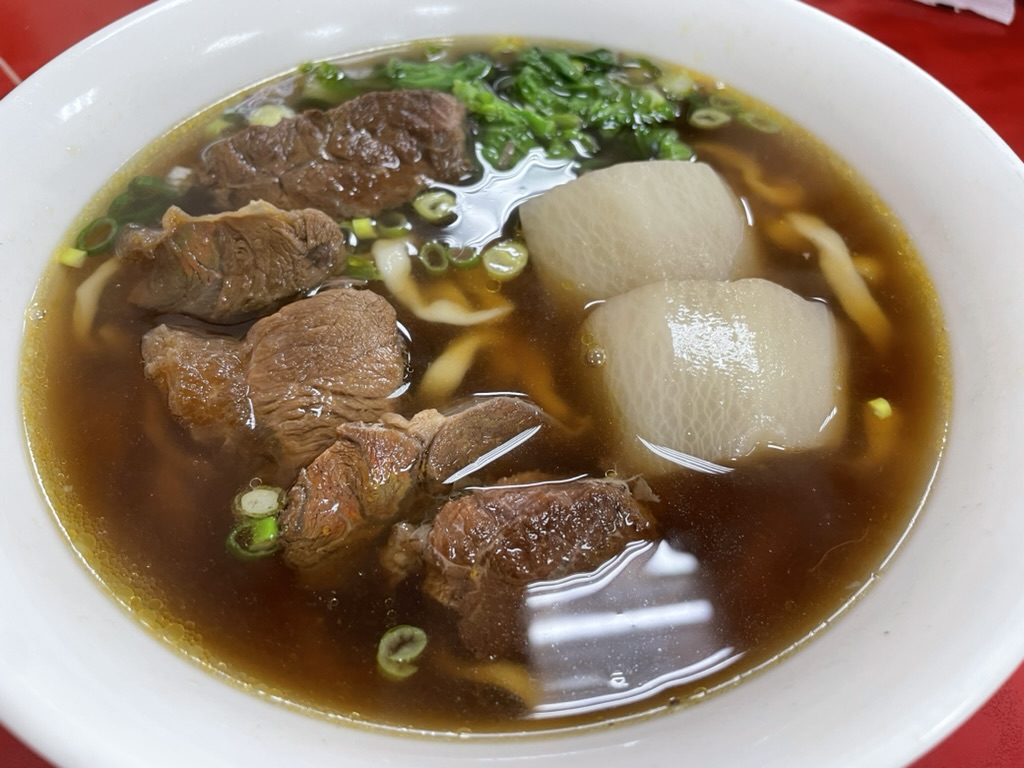 高雄 小籠包の名店・厚得福で提供される原汁牛肉麺。牛肉と大根、ネギが入った濃厚スープの麺料理