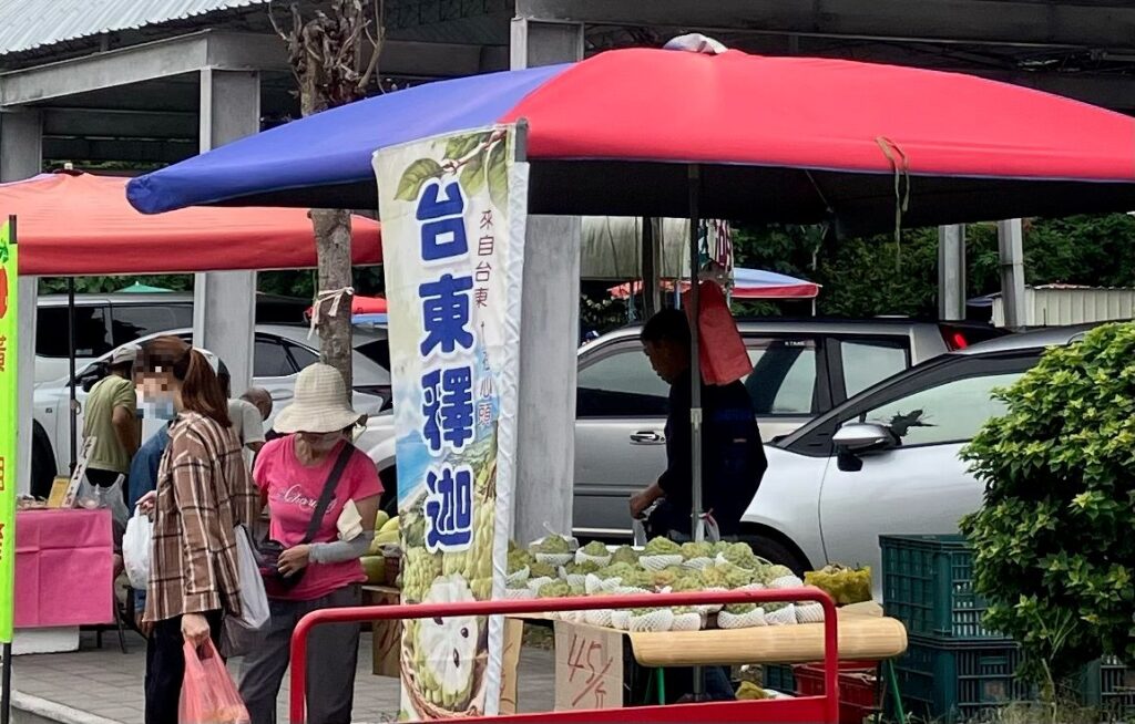 果物屋台に山積みされた台東（Taitung）産の釈迦頭。