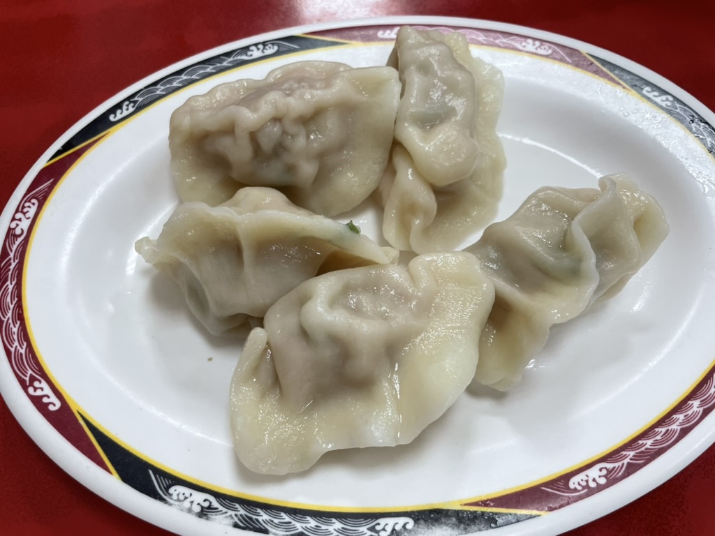 高雄 小籠包の名店で注文した鮮蝦韭黃水餃（えびニラ水餃子）5個を白い皿に盛り付けた写真